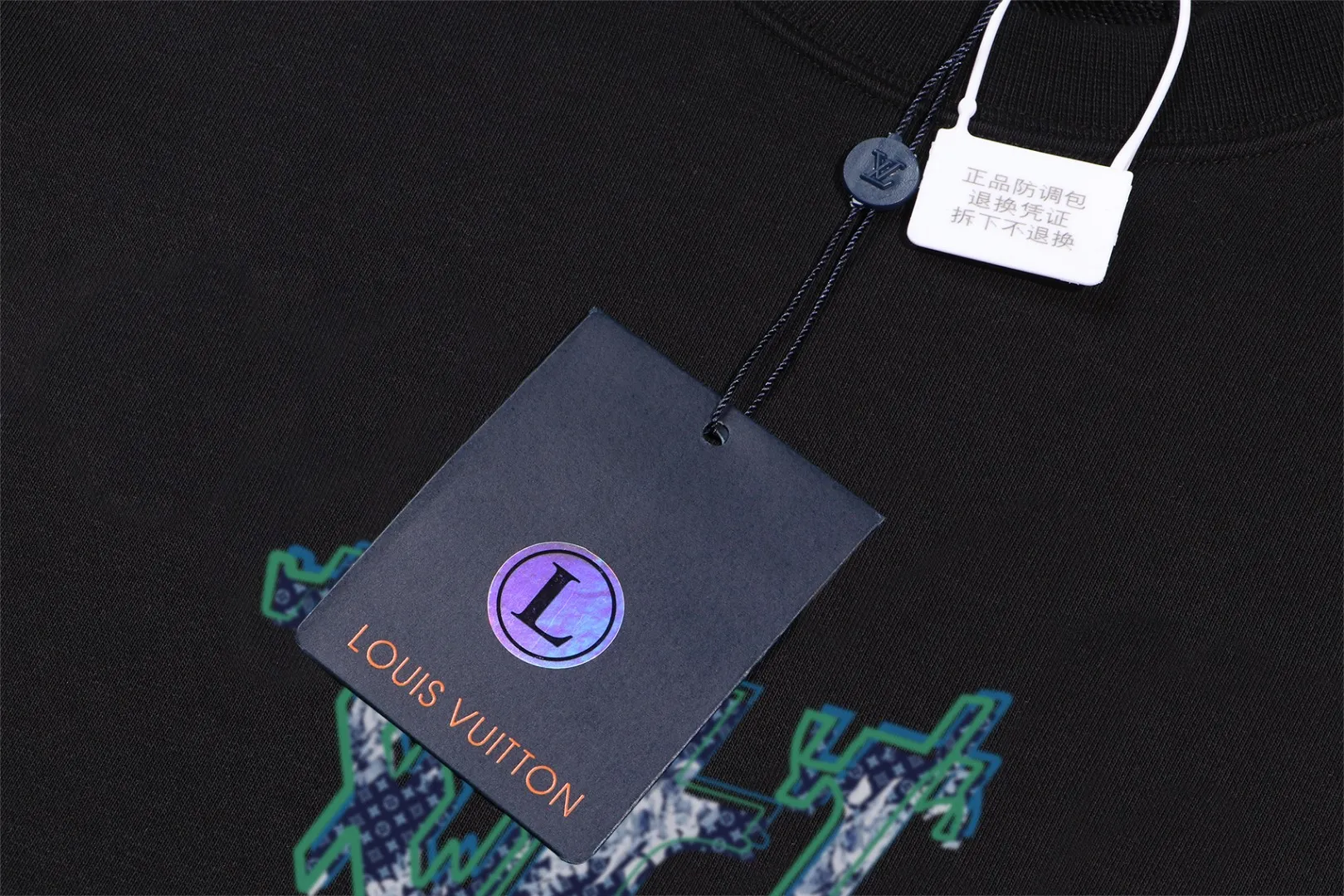 🅿️250 hot style on the shelves🔥❗ 💫〖Louis Vuitton LV〗 Fashionable round neck sweatshirt, casually matched with various styles, it is perfectly handsome😎The whole dress is made of double waistcoats, which makes the whole dress more three-dimensional. Not ordinary factories can do such fine work. The 2025 spring style counters are on sale, exquisite round neck terry sweatshirt, high-end double-strand pure cotton Customized drawstring ribs are dyed in the same vat and are complete with three standards. The chest craftsmanship adopts a simple and elegant pattern on the chest, which is easy to control for any age group! Fit and comfortable! Customized thickened 440g terry sweatshirt fabric, soft and comfortable to the touch, with a three-dimensional shape! 🙌🏻 It’s also very breathable, so it’s a versatile style that can be worn with any outfit! ✔Color: Black White Apricot Size: S M L XL 2XL
